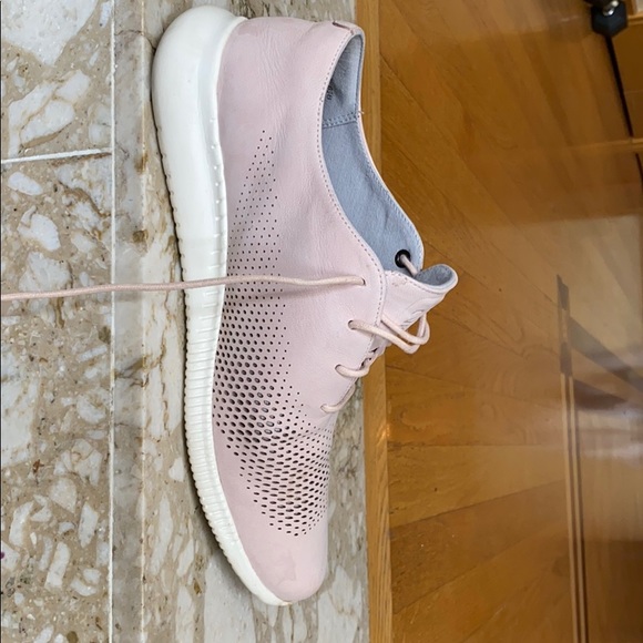 COLE HAAN pink sneakers! Excellent condition - Picture 3 of 5